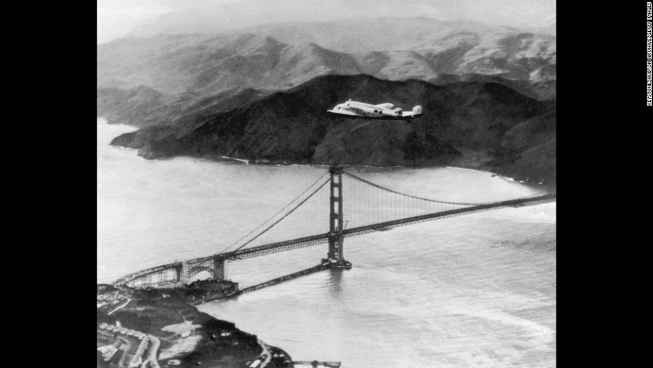 Grandes misterios en la Historia – El Lockheed Electra, pilotado por Amelia Earhart y Fred Noonan, vuela sobre el puente Golden Gate en la salida de un vuelo de vuelta al mundo el 17 de marzo de 1937. Los dos desaparecieron durante un vuelo similar en 1937.