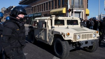 Un vehículo de la Guardia Nacional patrulla las calles de Baltimore el 28 de abril de 2015 (Crédito: Matt Rourke/AP)