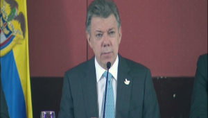 El presidente de Colombia, Juan Manuel Santos, habla desde el hotel Tequendama en Bogotá, el 21 de abril de 2015. Crédito: Señal Institucional