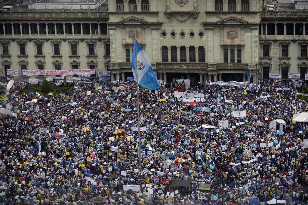 Vista aérea de la protesta en la Plaza de la Constitución en Ciudad de Guatemala este sábado 16 de mayo de 2015. Crédito: JOHAN ORDONEZ/AFP/Getty Images