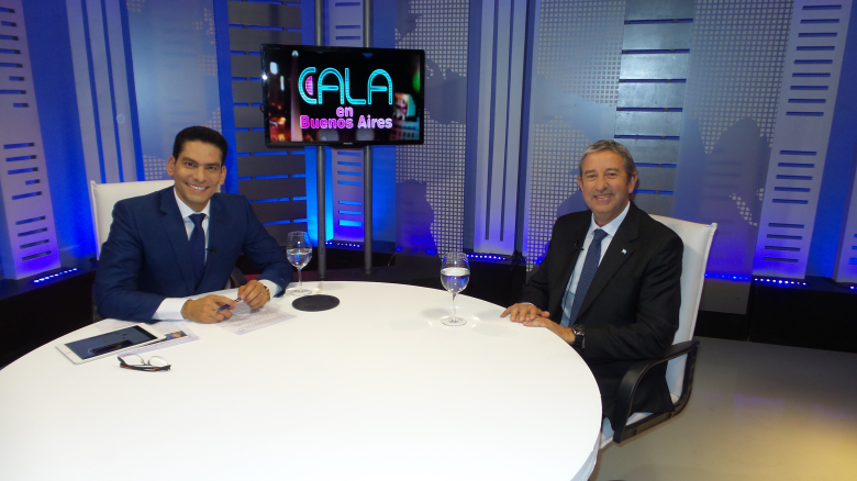 Julio Cobos con Ismael Cala durante la grabación del programa.