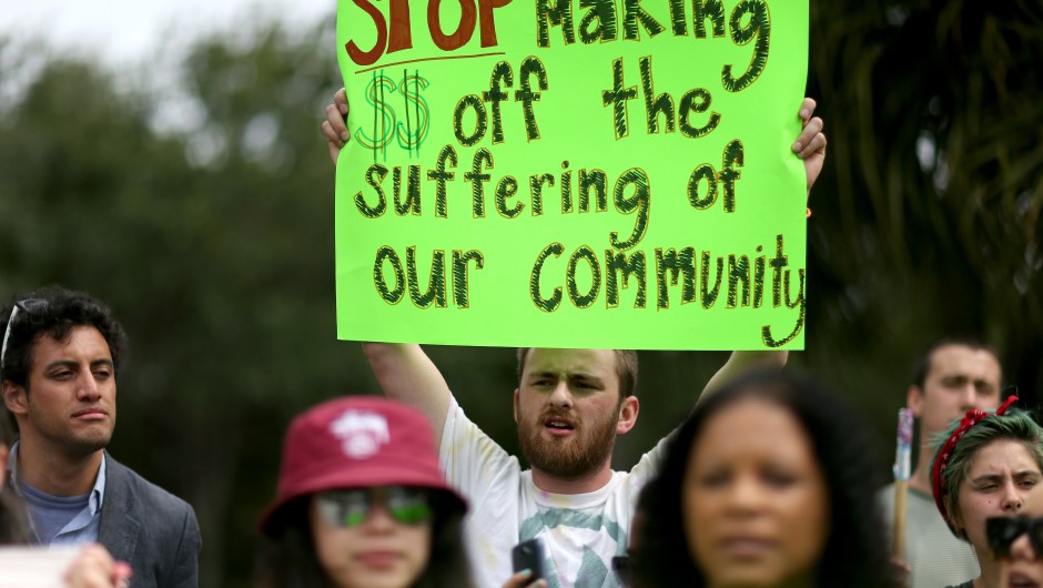 Manifestantes protestan frente a la sede del GEO Group en Boca Ratón, Florida, el 4 de mayo de 2015 (Crédito: Joe Raedle/Getty Images)