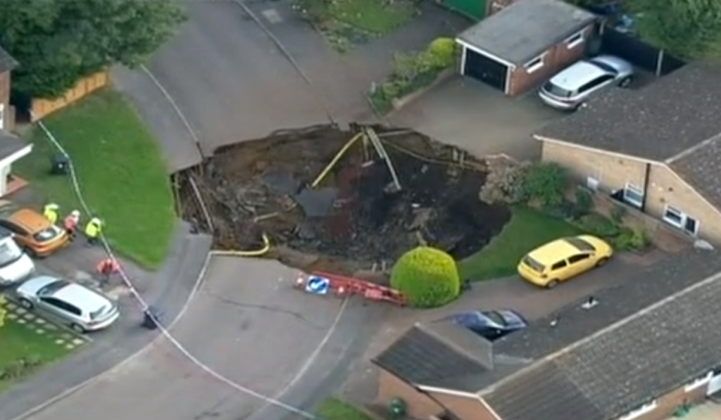Sinkhole socavón se abre agujero hueco Reino Unido