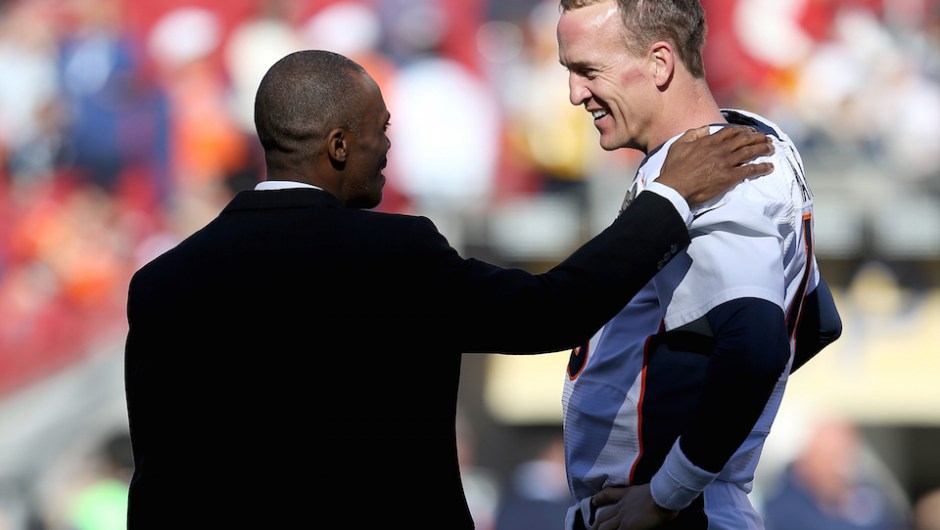Peyton Manning, el mariscal de campo de los Denver Broncos, saluda a su excompañero Marvin Harrison, minutos antes del arranque del Super Bowl 50. (Crédito: Streeter Lecka/Getty Images).