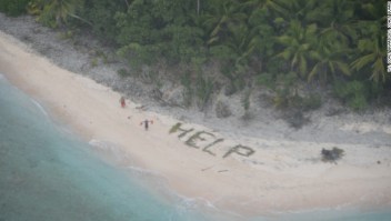 Tres marineros que habían naufragado y llegado a una isla remota y deshabitada en el Pacífico fueron encontrados tras tres días por el letrero que escribieron en la arena con hojas de palma.