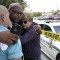 El pastor Kelvin Cobaris abraza a la Comisionada de la ciudad de Orlando, Patty Sheehan, y a Terry DeCarlo, director ejecutivo del Centro LGBT de Florida Central, después del tiroteo en el club nocturno Pulse, que dejó al menos 50 muertos y 53 heridos.