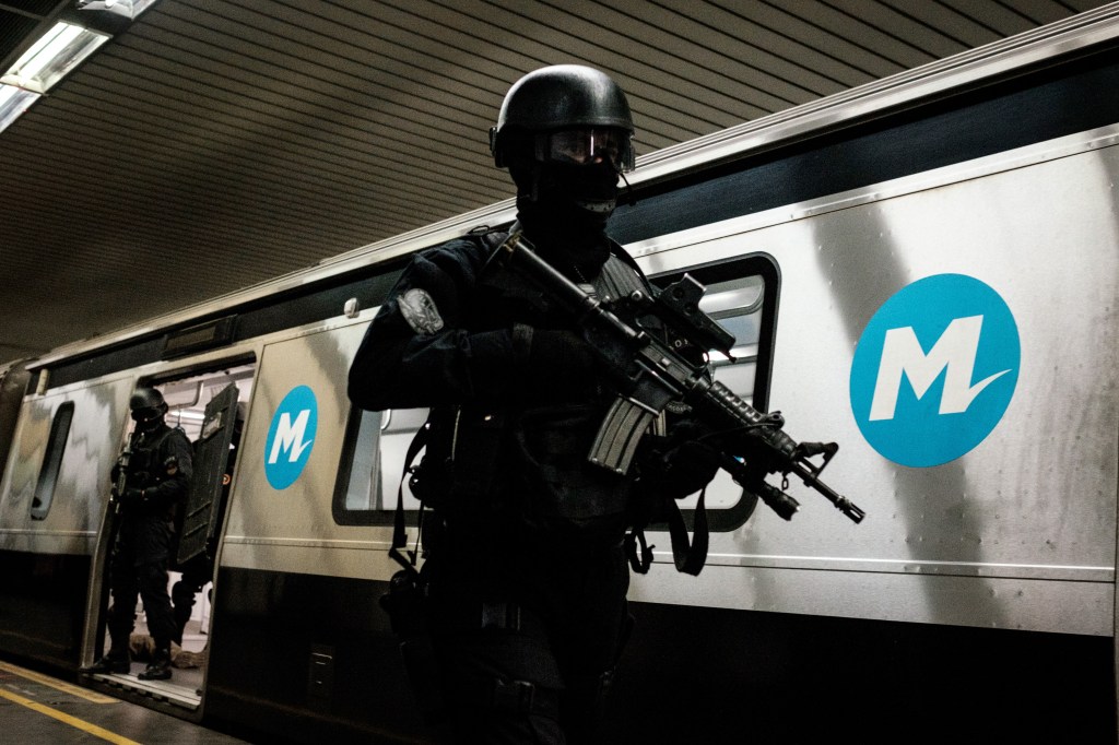 Policías brasileños se entrenan en las medidas de seguridad en coordinación con la Policía Nacional Francesa (REID) antes de los Juegos Olímpicos y Paralímpicos de Río 2016, en una estación de metro en Río de Janeiro, Brasil, el 10 de junio de 2016. Crédito: Yasuyoshi CHIBA / AFP / Getty Images