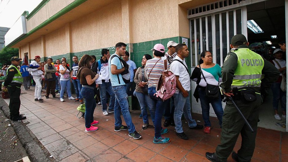 Venezuelans line up to buy at a supermarket in Cucuta, Colombia on July 17, 2016. Thousands of Venezuelans crossed the border with Colombia to take advantage of its 12-hour opening after it was closed by the Venezuelan government 11 months ago. Venezuelans rushed to Cucuta to buy food and medicines which are scarce in their / AFP / Schneyder Mendoza (Photo credit should read SCHNEYDER MENDOZA/AFP/Getty Images)