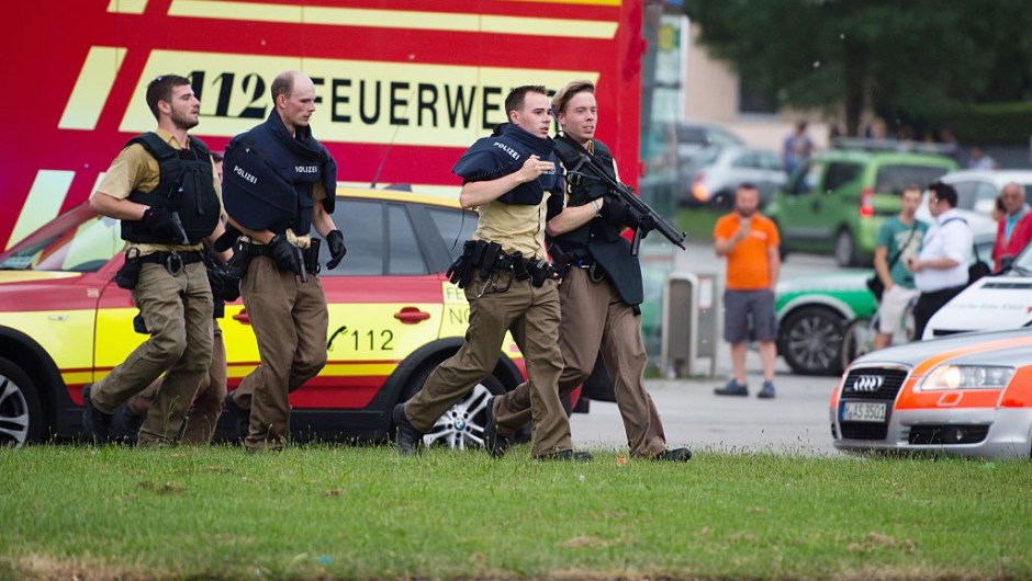 La policía camina cerca de un centro comercial en pleno tiroteo este 22 de julio en Munich (Crédito: MATTHIAS BALK/AFP/Getty Images)