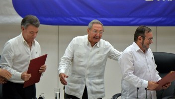 Colombia's President Juan Manuel Santos (L), Cuban President Raul Castro (C) and Timoleon Jimenez, aka "Timochenko" (R), head of the FARC leftist guerrilla, during the signing of the ceasefire in Havana on June 23, 2016. Colombia's government and the FARC guerrilla force signed a definitive ceasefire Thursday, taking one of the last crucial steps toward ending Latin America's longest civil war. / AFP / ADALBERTO ROQUE (Photo credit should read ADALBERTO ROQUE/AFP/Getty Images)