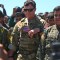 Un oficial de la coalición encabezada por Estados Unidos junto a combatientes kurdos de las Unidades de Protección del Pueblo (YPG) en el lugar de los ataques aéreos turcos contra posiciones de YPG en Siria.