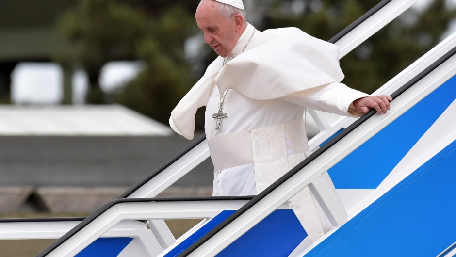 El papa Francisco sale de, avión que lo llevó a Fátima (Portugal) en el marco de la celebración del centenario de las apariciones de la Virgen María. (Crédito: TIZIANA FABI/AFP/Getty Images)
