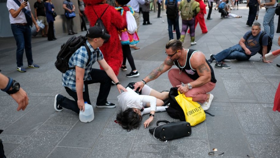 TOPSHOT - People attend injured pedestrians a moment after a car plunged into them in Times Square in New York on May 18, 2017. A speeding car struck pedestrians in New York's Times Square on, killing one person and injuring 12 others in an accident in one of Manhattan's most popular tourists spots, officials said. / AFP PHOTO / Jewel SAMAD (Photo credit should read JEWEL SAMAD/AFP/Getty Images)