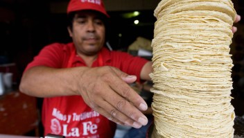La tortilla es uno de los productos básicos en la canasta mexicana. Crédito: Ronaldo Schemidt / AFP / Getty Images