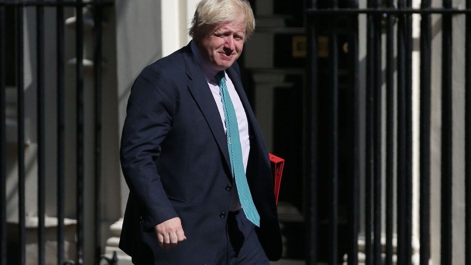 El secretario de Relaciones Exteriores de Gran Bretaña, Boris Johnson, llega a una reunión de gabinete en el 10 de Downing Street, en el centro de Londres, el 4 de julio de 2017. Crédito: DANIEL LEAL-OLIVAS / AFP / Getty Images