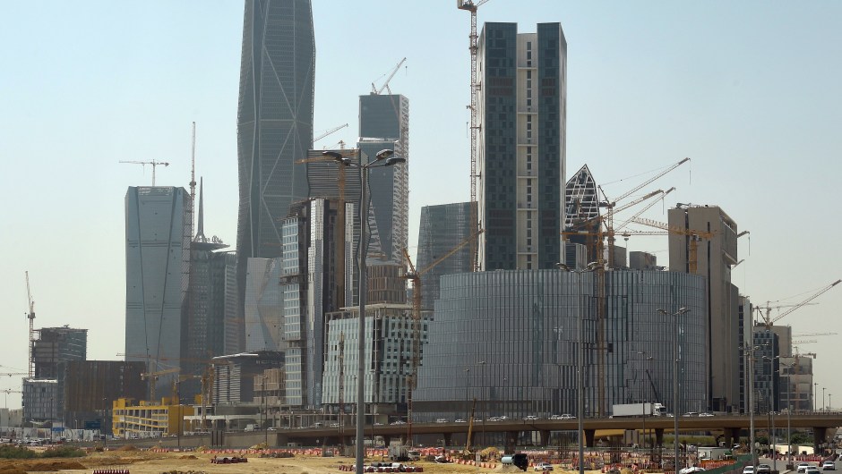 Una foto tomada el 9 de marzo de 2016 muestra las torres en construcción en el distrito financiero Rey Abdullah en la capital saudí de Riad. Crédito FAYEZ NURELDINE / AFP / Getty Images.