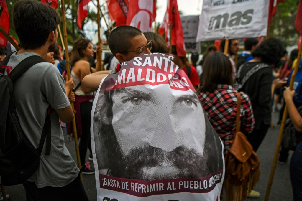 La gente se manifestó en la plaza de Mayo en Buenos Aires el 18 de octubre de 2017, un día después del descubrimiento del cuerpo que se cree es del desaparecido activista Santiago Maldonado. Crédito: EITAN ABRAMOVICH / AFP / Getty Images