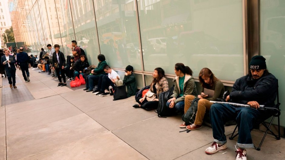 People line up outside the 5th Avenue Apple store on November 2, 2017, in New York. People are queueing up early to get their hands on the new iPhone X. / AFP PHOTO / Don Emmert (Photo credit should read DON EMMERT/AFP/Getty Images)