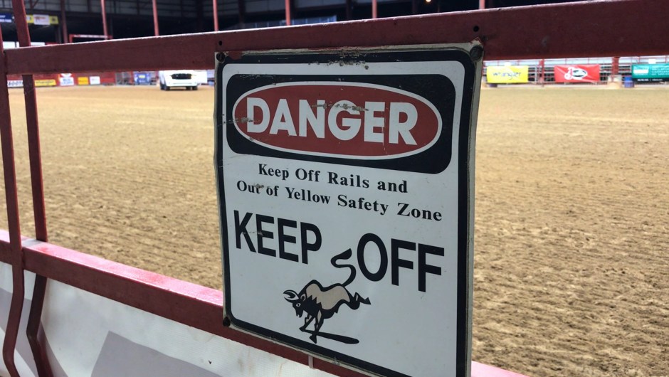 ¡Aléjate! En un rodeo está prohibido estar cerca de las vallas por motivos de seguridad ya que un animal podría herirte.