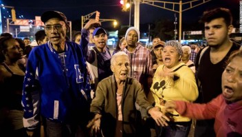 epa06407592 A group of people protest at night, in Caracas, Venezuela, 27 December 2017. Venezuela saw a Christmas with protests as in the last week there have been almost daily demonstrations for lack of supplies which includes domestic gas, food and water. EPA-EFE/MIGUEL GUTIERREZ
