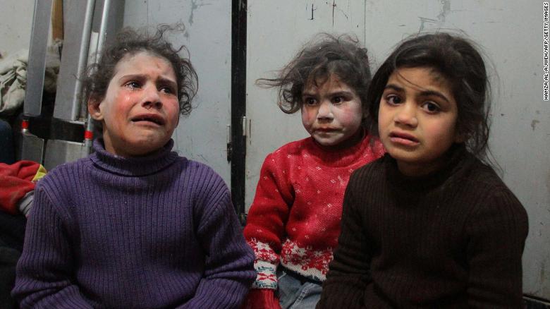 Niñas lloran en un hospital improvisado en Douma.