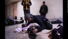 Un hombre llora sobre su hijo, que murió en los ataques aéreos de Mesraba.