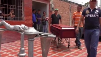 Familiares reconocen los cadáveres del incendio en la cárcel de Venezuela