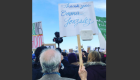 Jen Wink Hays capturó a un manifestante mayor sosteniendo un cartel que agradece a la sobreviviente de Parkland Emma Gonzalez. "Gracias Emma Gonzalez", dice en letras grandes. Debajo, agregó: "Escuchen a los niños. Ellos lo saben". (Crédito: Jen Wink Hays/Instagram)
