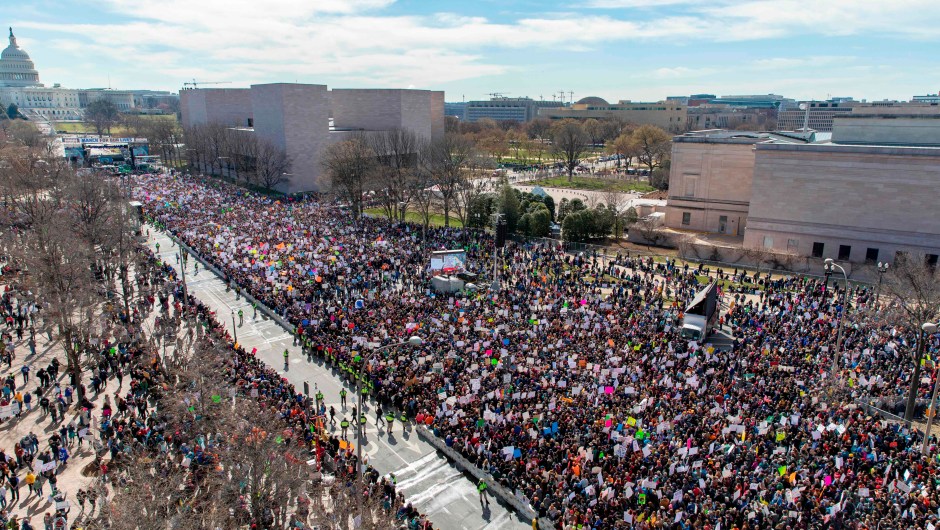 Así se ve la multitud congregada para la Marcha por Nuestras Vidas desde el tejado del Newseum en Washington (Crédito: ALEX EDELMAN/AFP/Getty Images)