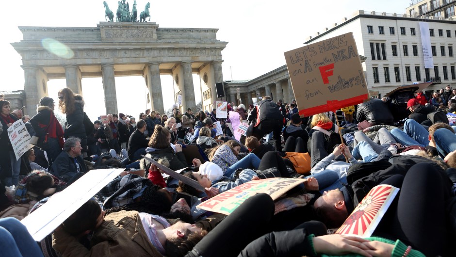 Performance en la puerta de Brandeburgo, Alemania, en apoyo a la Marcha por Nuestras Vidas. (Crédito: Adam Berry/Getty Images)