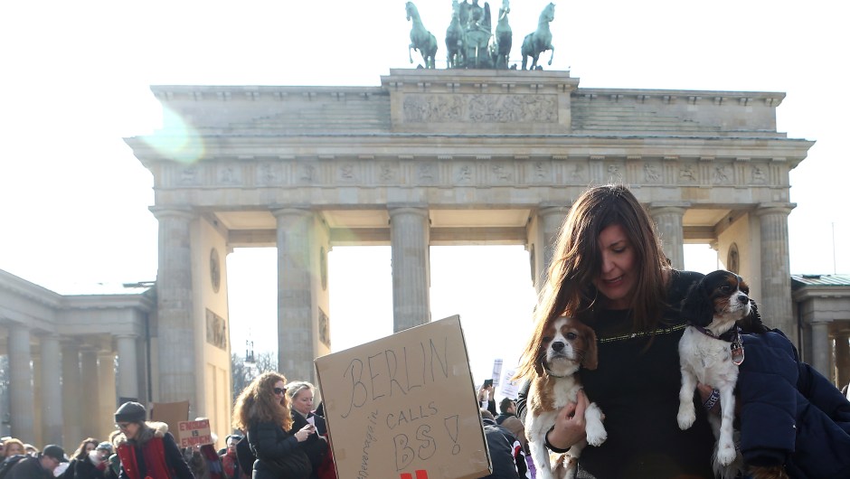 Manifestantes frente a la Puerta de Brandeburgo, en Berlín, Alemania, también muestran su apoyo a la Marcha por Nuestras Vidas. (Crédito: Adam Berry/Getty Images)