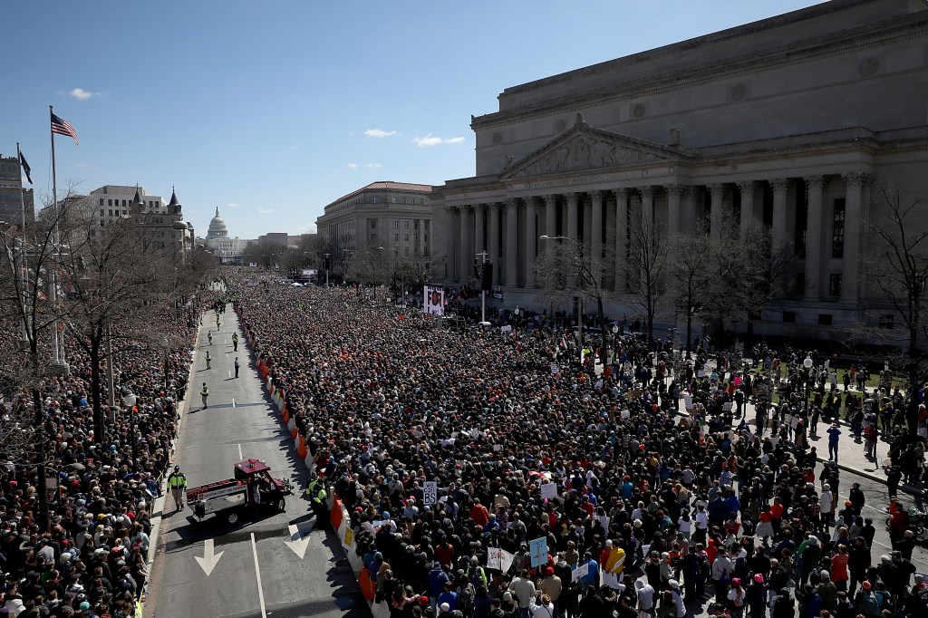 Miles de personas se congregaron en la Pennsylvania Avenue en la Marcha por Nuestras Vidas para pedir mayor control de armas. (Crédito: Win McNamee/Getty Images)