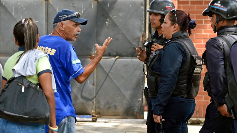 Familiares piden información a los policías a las puertas de la prisión que se incendió en Venezuela. (Crédito: JUAN BARRETO/AFP/Getty Images)