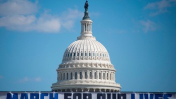 Marcha por Nuestras Vidas Washington The March For Our Lives stage sign is seen near the capitol ahead of the anti-gun rally in Washington, DC, on March 23, 2018. / AFP PHOTO / Andrew CABALLERO-REYNOLDS (Photo credit should read ANDREW CABALLERO-REYNOLDS/AFP/Getty Images)
