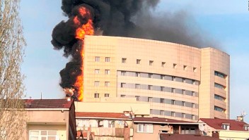 Bomberos combaten incendio en hospital durante horas