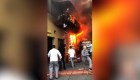 Niños se lanzan de un edificio en llamas