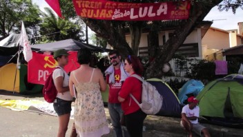 Miles siguen acampados acompañando a Lula en su detención