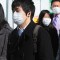 Japoneses con mascarillas por polen en Tokyo