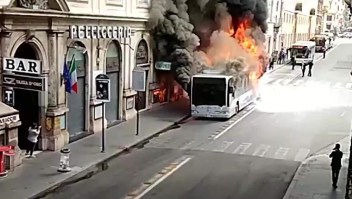 Un autobús se incendia en zona turística en Roma