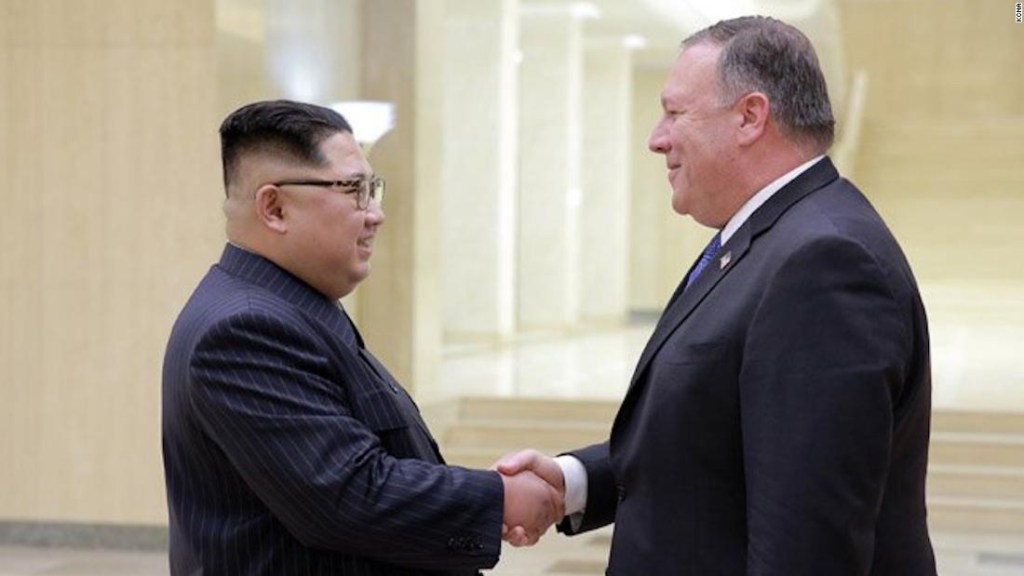 El secretario de Estado de Estados Unidos, Mike Pompeo, saluda con al líder de Corea del Norte, Kim Jong Un, durante un viaje al país.l
