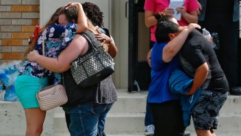 Personas se abrazan tras el tiroteo que dejó 10 muertos en una escuela secundaria de Santa Fe, Texas, en mayo de 2018. (Crédito: Michael Ciaglo/Houston Chronicle via AP)