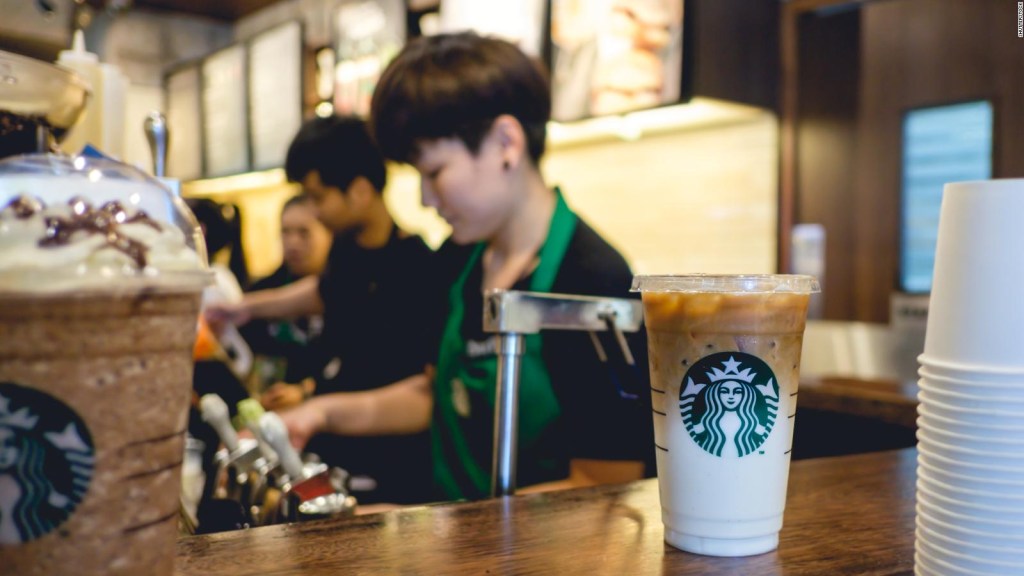Starbucks cierra una tarde para educar contra la discriminación