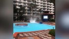 Mira el minitorbellino que se formó en esta piscina en Florida