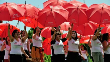 Imagen de archivo de una manifestación contra la violencia contra las mujeres en Chile en 2010. (Crédito: MARTIN BERNETTI/AFP/Getty Images)
