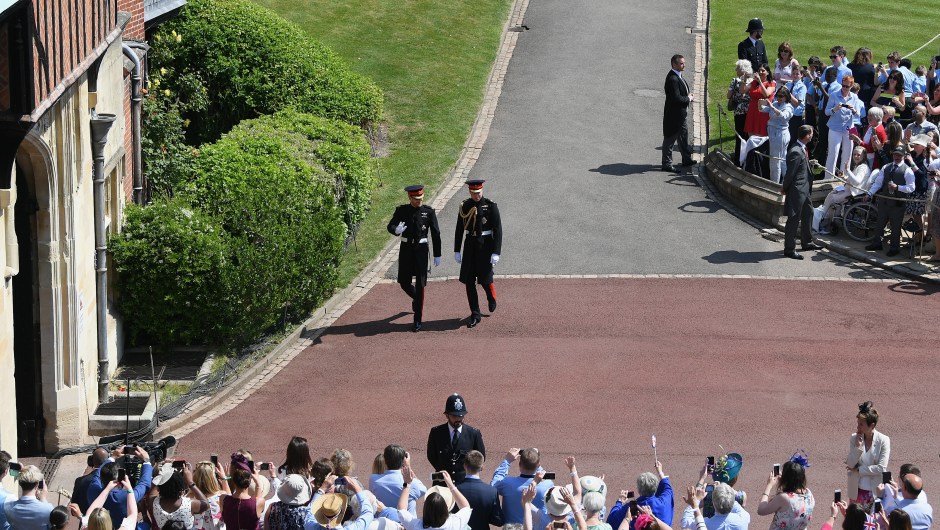 Los príncipes saludan a los congregados para la boda entre Enrique y Meghan Markle. (Crédito: Shaun Botterill/Getty Images)