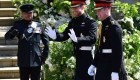 El príncipe Enrique sonríe a los congregados para su boda. Entró al castillo de Windsor junto a su hermano, el príncipe Guillermo. (Crédito: BEN STANSALL/AFP/Getty Images)