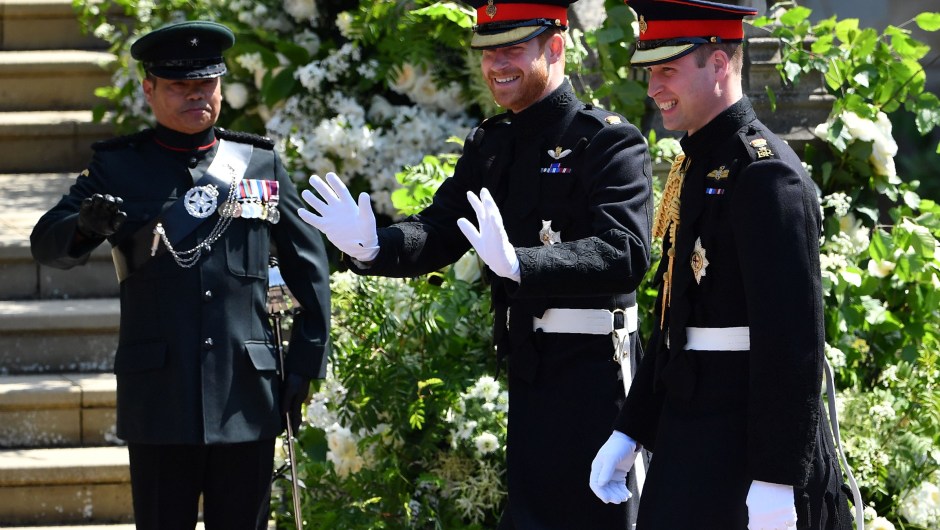 El príncipe Enrique sonríe a los congregados para su boda. Entró al castillo de Windsor junto a su hermano, el príncipe Guillermo. (Crédito: BEN STANSALL/AFP/Getty Images)