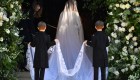 Imagen de la espalda y velo de Meghan Markle a su entrada a la capilla de San Jorge para casarse con el príncipe Enrique. (Crédito: BEN STANSALL/AFP/Getty Images)
