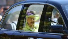 La reina Isabel II vistió un vestido en tono amarillo para la boda de su nieto Enrique con Meghan Markle. (Crédito: Gareth Fuller - WPA Pool/Getty Images)