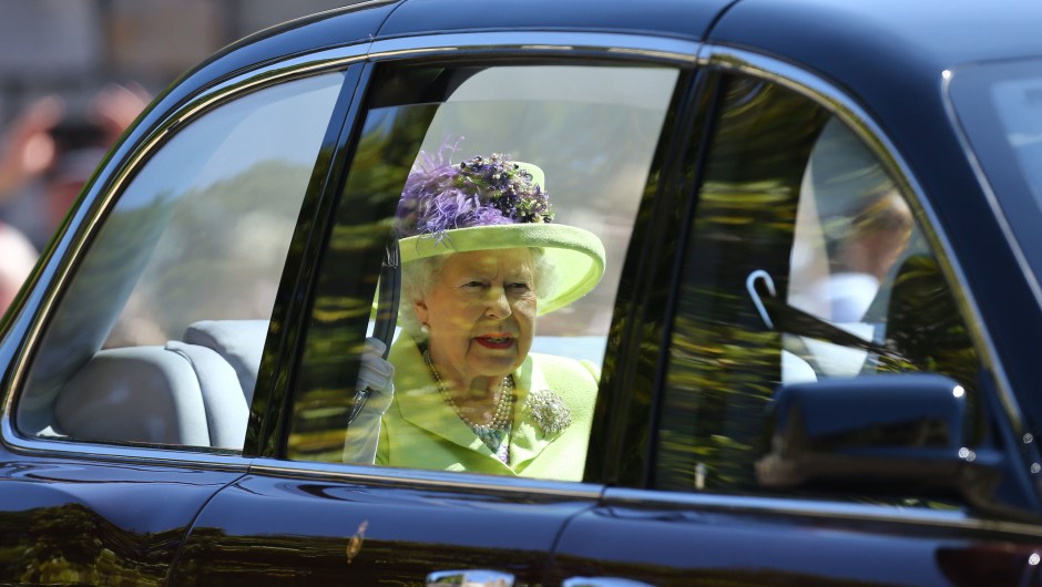 La reina Isabel II vistió un vestido en tono amarillo para la boda de su nieto Enrique con Meghan Markle. (Crédito: Gareth Fuller - WPA Pool/Getty Images)